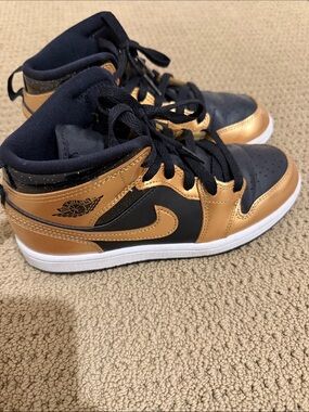 Jordan Kids Mid-Top Sneakers in Black and Metallic Gold